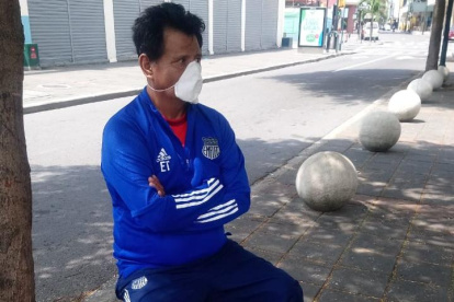 Eddy Tigua, utilero de Emelec, mientras espera atención médica.