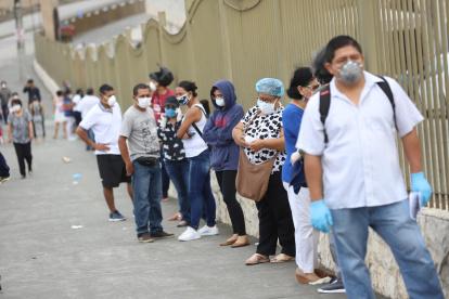 Columna de personas en las afueras del cementerio Jardines de la Esperanza.