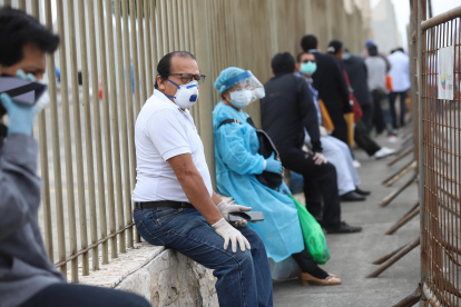 Al igual que el resto de locales, los cementerios cerraban después del toque de queda. Personas madrugaban a hacer fila para poder enterrar a sus deudos.
