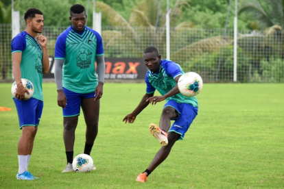 Delfín entrenó en cancha hasta el 13 de marzo pasado. Hoy lo hacen en sus casas.