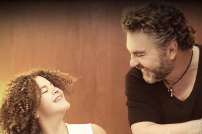 Manuel Mijares quiso animar a sus fans y cantó con su hija menor.