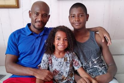 Oscar Bagüí junto a su hijo Diogo y Dalma.