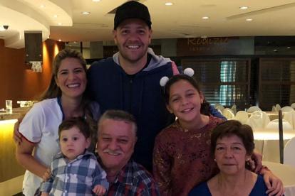 Carlos Luis con sus padres, su esposa Gaby Díaz y Polly y Joaquín.