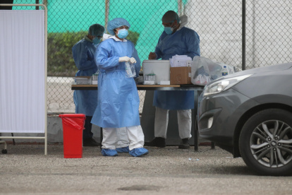 Más de 200 vehículos en un fila que va desde la Av. Carlos Luis Plaza Dañin continúa por la Av. Fco. de Orellana y avanza por la calle Alejandro Andrade Coello donde se encuentran las instalaciones de Interlab en la Nueva Kennedy, en donde se recogen centenares de muestras a los pacientes que quieren practicarse la prueba para saber si están contagiados con el Covid 19.



Agencia (ag-extra)