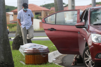 Los familiares que han podido recuperar los cuerpos de sus parientes esperan turnos para la cremación.