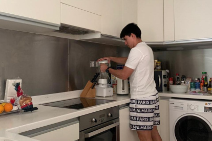 El volante ecuatoriano, Fernando Gaibor, cambió el balón por las tareas de casa.