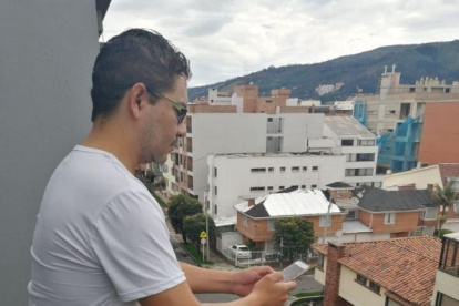 Colombia. Daniel Pico se comunica con su familia a través de su celular y con las autoridades de Ecuador.