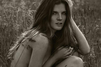 La mezcla entre inocencia y sensualidad de Carla es parte de su versatilidad.