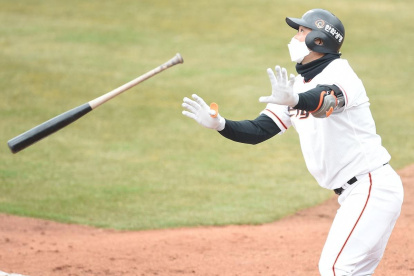 Jugar con mascarillas es uno de los métodos en el béisbol coreano para volver a los diamantes.