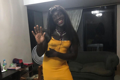 Segundo Castillo, con peluca y un vestido amarillo.