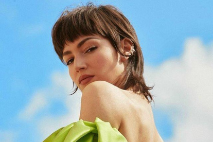 Lucir una melena de estrella durante la cuarentena es una opción.