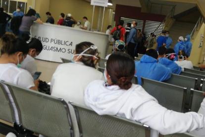 Un grupo de enfermeras del hospital Guasmo espera que le den trajes y mascarillas para poder atender a pacientes de COVID-19.