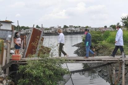 El martes, el Municipio de Guayaquil empezó a recorrer los barrios más afectados por el coronavirus para hacer valoraciones médicas a los pacientes y posibles afectados.