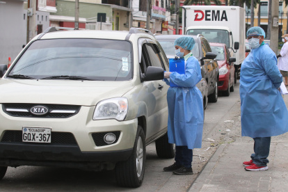 Más de 200 vehículos hacían fila hace unas semanas en los exteriores de un laboratorio privado en el norte de Guayaquil para hacerse la prueba de Covid-19.