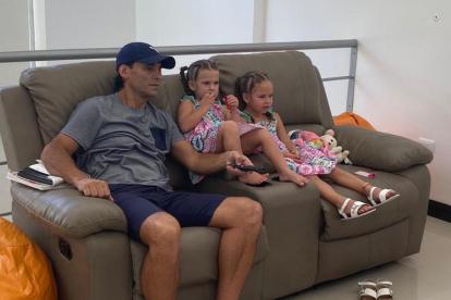El entrenador canario, Fabián Bustos, ha pasado viendo películas infantiles con sus hijas menores.