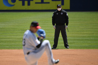 El pitcher de los LG Twins, Cha Woo-chan, se prepara para hacer su lanzamiento en el juego de este martes contra Doosan Bears.