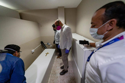 Manta. El alcalde Agustín Intriago (c) revisa la elaboración de féretros para atender la demanda en el cantón.