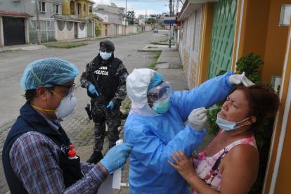 En Guayaquil, el Ministerio de Salud realiza pruebas rápidas por zonas.