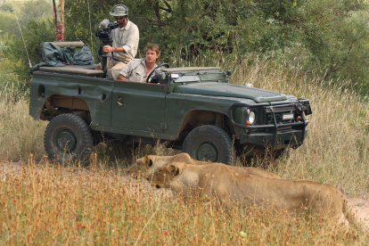 Brent Leo-Smith (d) y su operador de cámara, Andrew (i), filman una manada de leones en la reserva privada de Djuma (Sudáfrica), para los safaris virtuales.