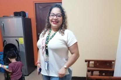 Marianela de Guaranda y al fondo su hijo mayor de dos años.