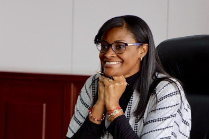 En momentos de dificultad, dice que la salva confiar en su voz interior e intuición como consecuencia de estar en comunión con Dios.