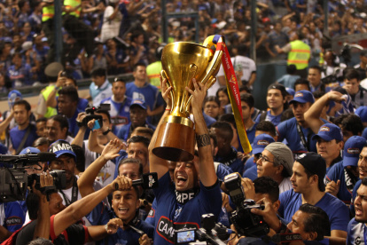 Los eléctricos vivieron una fiesta al levantar el trofeo 2014 ante su eterno rival.