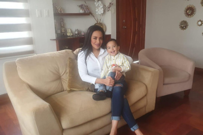 La asambleísta lojana junto a su pequeño hijo Joaquín Francisco.