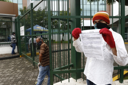 Familiares de fallecidos llegaban a diario hasta el Hospital Guasmo Sur para pedir información sobre sus cuerpos.