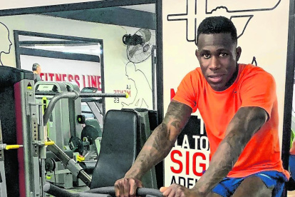 Kevin Mercado intenta matener su forma física trabajando en casa, mientras se supera la crisis del coronavirus.