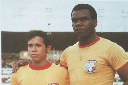 Pedro "Perico" León (d) jugó dos temporadas y fue figura en Barcelona. Junto al peruano, Juan Madruñero.