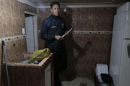 Juan Alvarenga, jugador de Deportivo Quito, en su departamento.