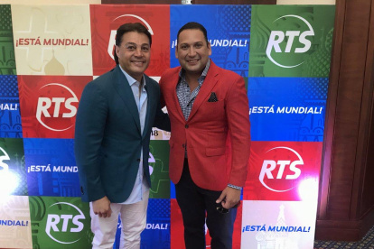 José Luis Arévalo (d) conducirá el segmento deportivo Copa. En la foto junto a Carlos Alfaro Moreno, exconductor del programa.