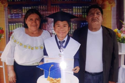 Daniel Lema junto a sus padres María y Manuel cuando en el pasado se graduó del colegio.