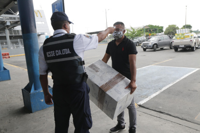 Desde el lunes el servicio de encomiendas de la Terminal Terrestre de Guayaquil empezó a funcionar bajo estrictos protocolos de seguridad.