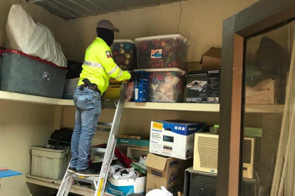 La Fiscalía informó que en los allanamientos se “recabaron evidencias” de funcionarios del IESS, de los responsables de la contratación y de representantes de la empresa adjudicada. Decomisaron 7.675 dólares, seis ordenadores, celulares y una caja fuerte.