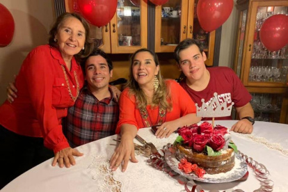 Beatriz junto a su madre, Beatriz Parra, y sus hijos Enrique y Sebastián.