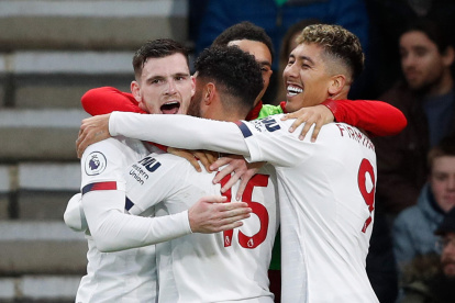 Los jugadores de fútbol en Inglaterra no podrán hacer más abrazos grupales en el festejo de los goles como estos.