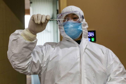 La COVID-19 se contagia a través de gotitas respiratorias o el contacto directo, y el virus se ha detectado también en la saliva, la orina y la materia fecal.