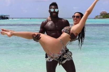 Felipe Caicedo junto a María García, quienes viven su amor con intensidad.