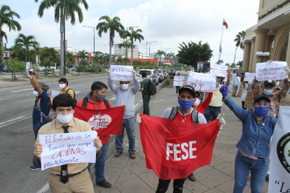 Estudiantes y padres de familia rechazan suspensión de Bachillerato Internacional y recorte en las universidades.