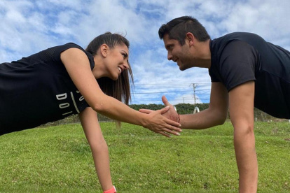 Fernanda Vásconez, integrante del club Ñañas, durante un entrenamiento junto a su novio.