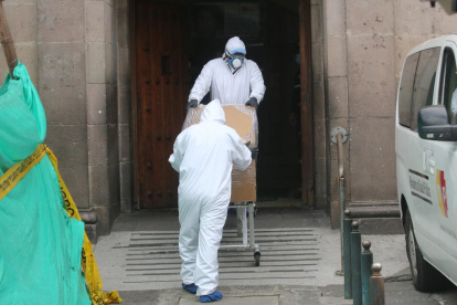 En nueve horas se reportaron tres fallecimientos con síntomas de coronavirus, en la capital