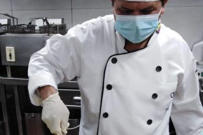 El chef de La Canoa del hotel Continental usa la ropa y la protección que el Ministerio de Turismo determina en el protocolo para los restaurantes.