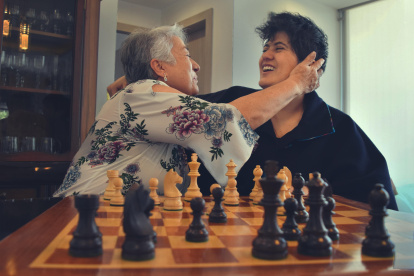 La Gran Maestra Internacional de ajedrez ecuatoriana Carla Heredia (d), junto a su madre, Alicia Serrano es una de las historias de amor y superación en este día.