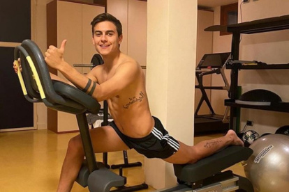El futbolista argentino Paulo Dybala se recuperó por completo de la pandemia y, tras trabajar en casa por un periodo, ya trabaja en campo de forma individual.