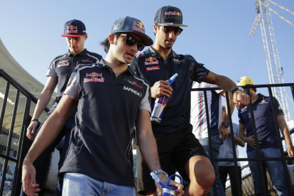 Carlos Sainz (c) y Daniel Ricciardo (d) fueron compañeros en la escudería Red Bull hace algunos años. Hoy han definido su futuro en otros equipos grandes.