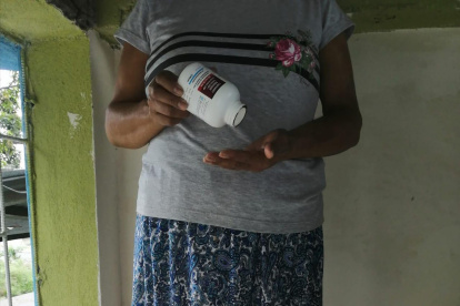 Carmela Cabrera muestra que se terminaron las pastillas que debe tomar para el control del VIH. Desde el 11 marzo el IESS no le da medicina.