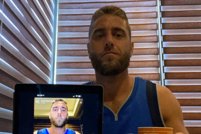 En cada uno de sus diálogos Roberto Quiroz luce una de las camisetas de baloncesto de la NBA. Es un coleccionista.