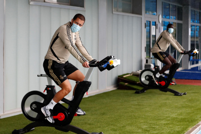 El delantero belga del Real Madrid Eden Hazard (i) durante el entrenamiento que realizado en Valdebebas, en Madrid.