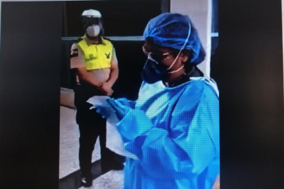 Momento en que el personal médico le dice a los pasajeros que se cambia los guantes si le dan unos nuevos, en vídeo grabado en el aeropuerto de Guayaquil.